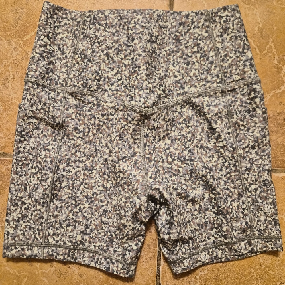Athleta Salutation Stash Shorts Small - Picture 2 of 4